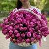 101 малиновый пион Флеминг в корзине